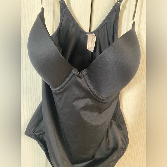 Flexees Black Nylon/Spandex Blend One Piece
Bodysuit Size 36 B - Picture 2 of 7
